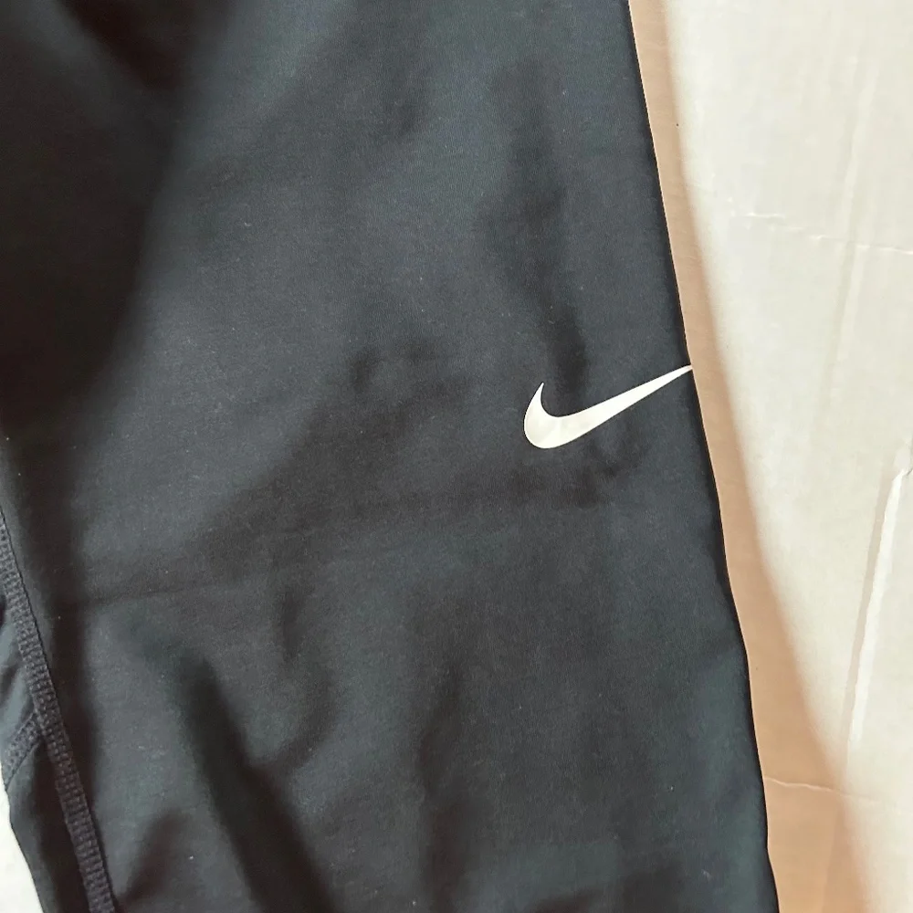 Nike Pro  Womens Mid Rise Cropped Leggings, Large - Picture 3 of 5